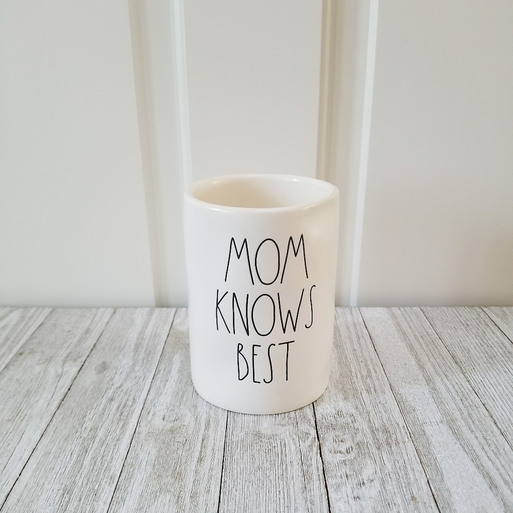 Rae Dunn MOM KNOWS BEST ceramic candle